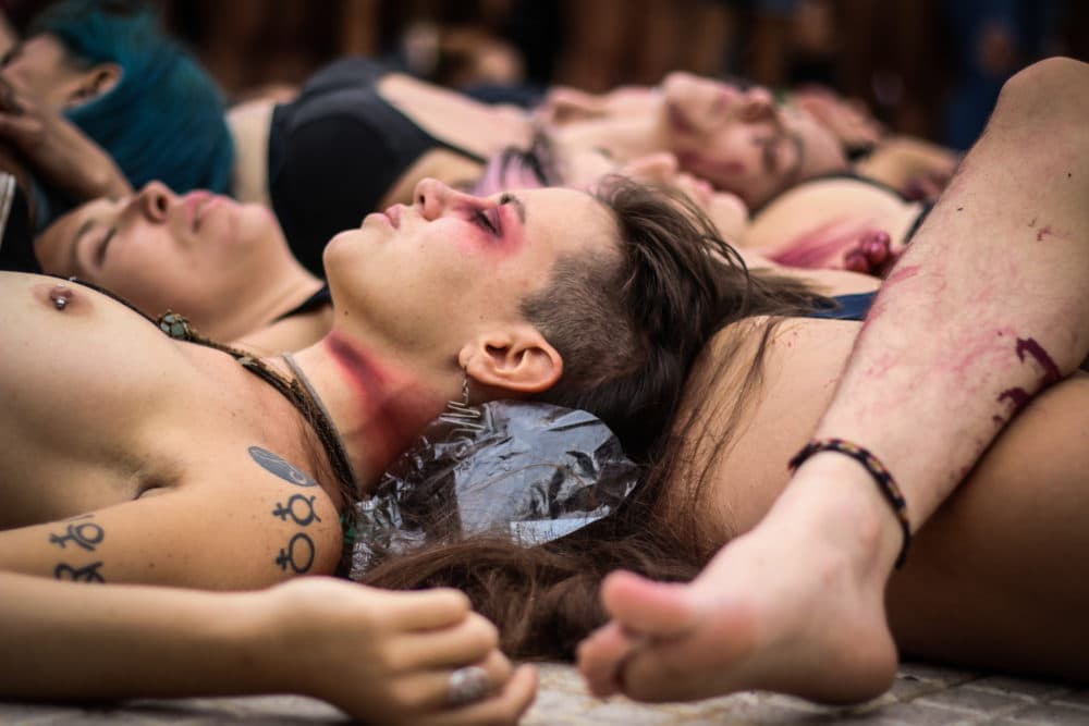 Afuera el coronavirus, adentro la violencia