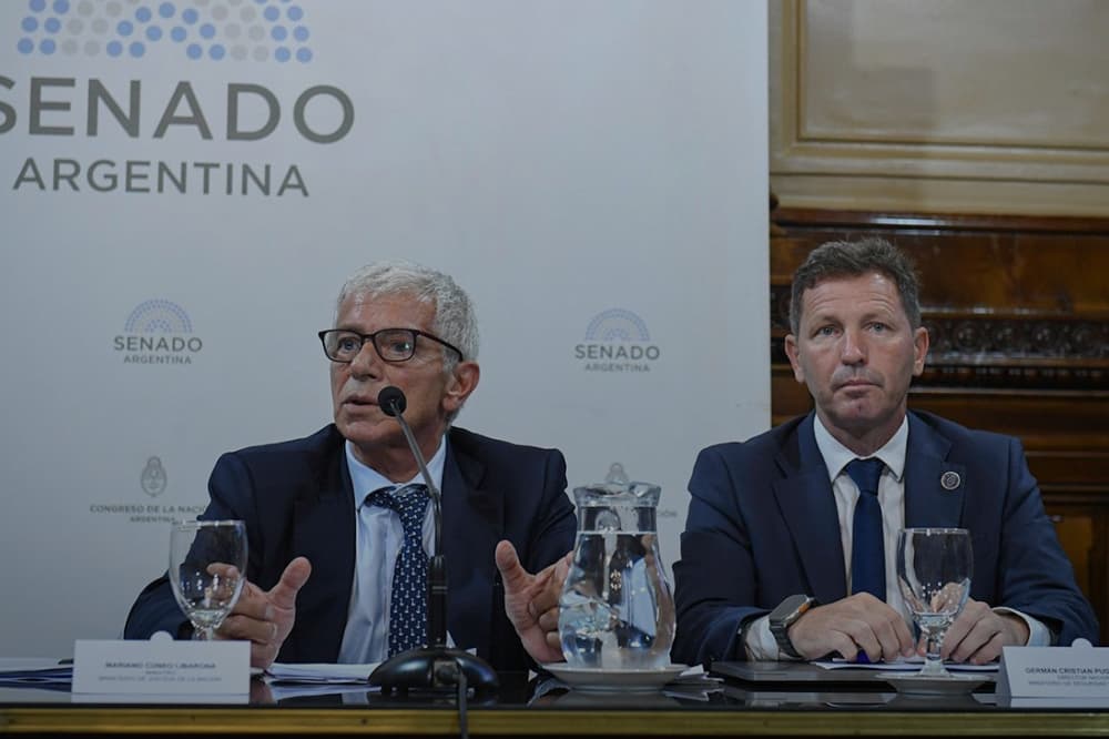 Un cartel gigante que diga: "Nadie te va a creer"