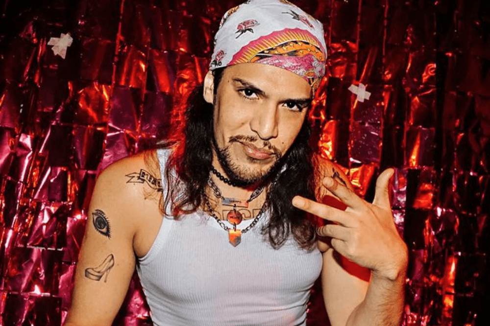 Charlee Espinosa y el under: 20 años de teatro queer