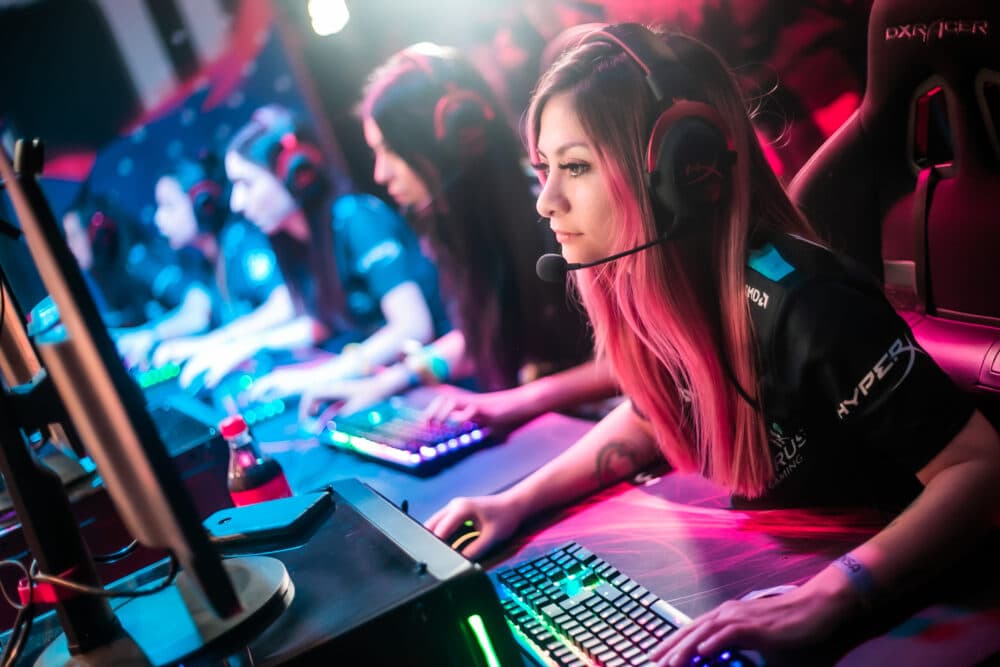 Mujeres gamers en un mundo de tiburones