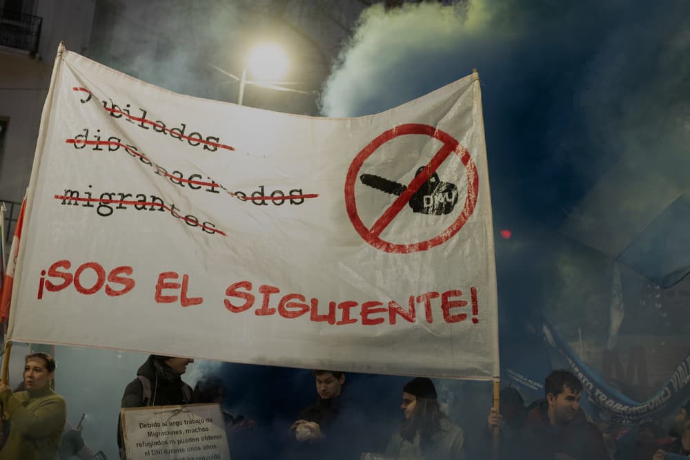 Cuarenta cuadras con su hijo en silla de ruedas: el abandono del Estado a personas electrodependientes 