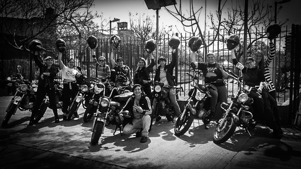Caravana de motoqueras rumbo a La Plata