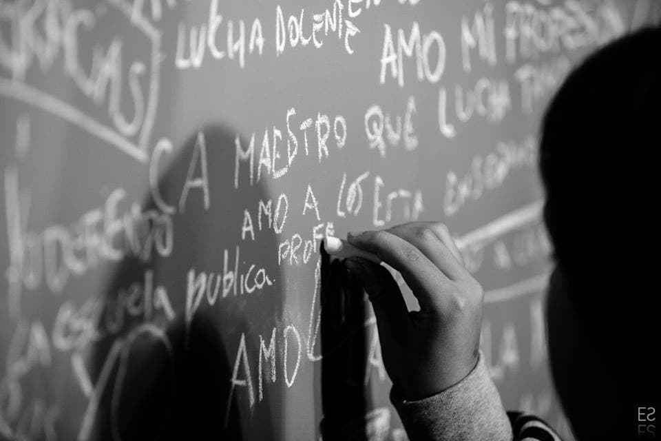 Más tizas, menos balas