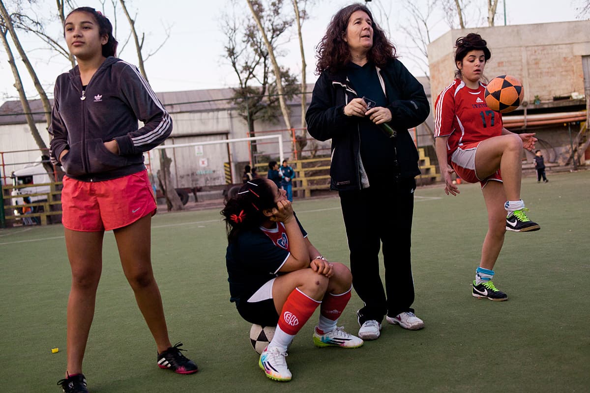 Mónica Santino: “Las pibas toman conciencia política jugando a la pelota”