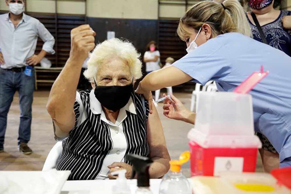 Las enfermeras y los vacunatorios: una trinchera de amor