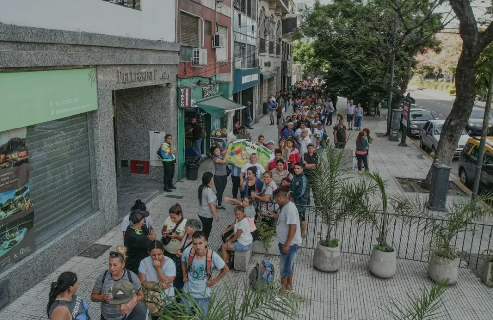 Filas de personas esperando a Sandra Pettovello